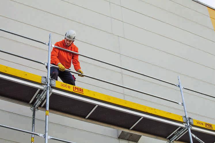 Szybko i bez użycia narzędzi montuje się też stężenia i poręcze. Do montażu zakotwień PERI opracowało innowacyjne złącze zakotwienia, które łatwo osadza się w otworze ramy Easy.