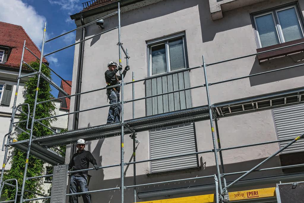 Zalety systemu Wysokie bezpieczeństwo Zabezpieczenie przed upadkiem z wysokości bez obowiązku stosowania dodatkowych elementów dzięki zintegrowanej poręczy wyprzedzającej Poręcz następnego poziomu