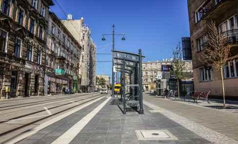 Rośliny będą rosnąć w dwóch szpalerach. Dostawimy kilkadziesiąt ławek. Prawdziwym hitem będzie pierwsza w Łodzi strefa parkour, która pojawi się bliżej ul. Sienkiewicza.