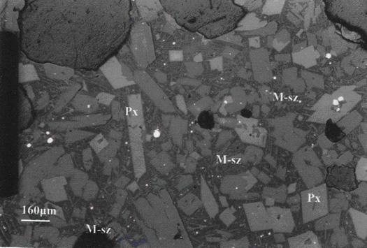 Fig. 74. Fotomikrografia w świetle odbitym faz mineralnych żużli z hałdy świeżej, preparat 8b.