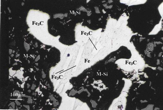 Fig. 75. Fotomikrografia w świetle odbitym faz mineralnych żużli z hałdy świeżej, preparat 9b.