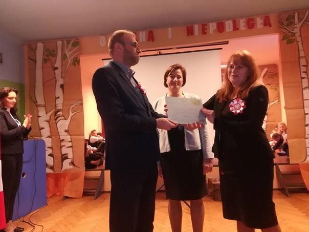 Flawia odkłada swoje dotychczasowe zajęcie i postanawia rozwiązać osobiście kryminalną zagadkę.