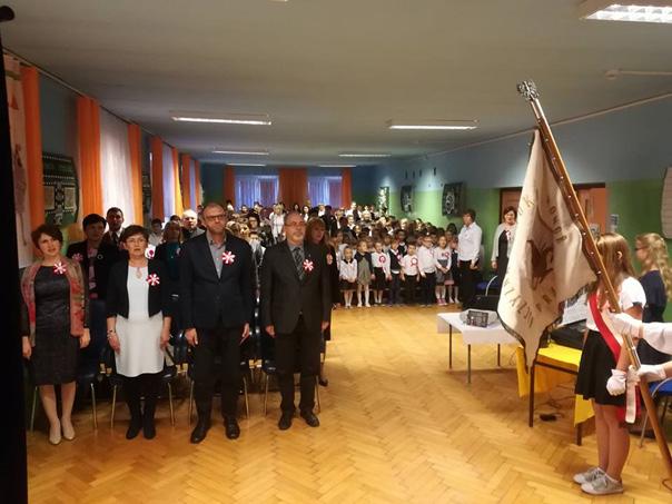 Książka jest pełna nagłych zwrotów akcji, trzyma w napięciu i czyta się ją jednym tchem.