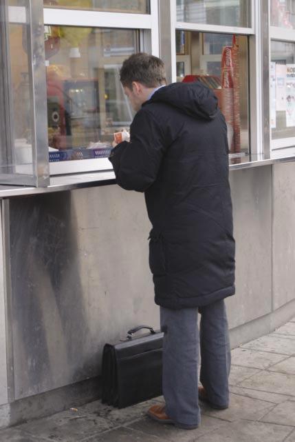 Kurtyny powietrzne Portier Mini Kurtyna powietrzna do ma ych otworów i okienek podawczych Wlot powietrza z przodu pozwala na monta przy suficie Wmontowany termostat, niepotrzebny dodatkowy regulator