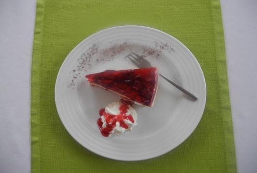 DOMOWE CIASTA Sernik na zimno z malinami Gorąca szarlotka podawana z bitą śmietaną i polewą owocową Gorąca szarlotka z gałką lodów waniliowych podawana z bitą śmietaną i polewą owocową DESERY LODOWE