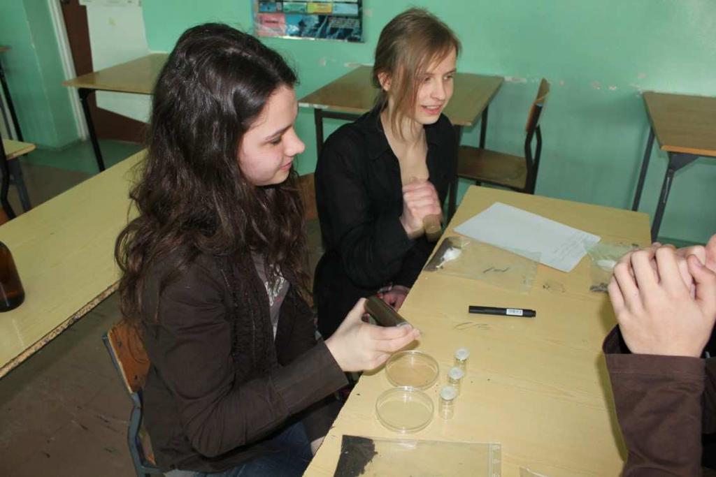 Skład mechaniczny gleby Chcąc zbadać skład mechaniczny gleby, próbkę umieściliśmy w szklanym