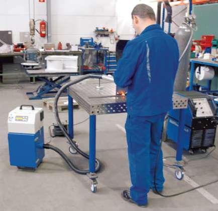 Standardowe wyposażenie Mobilne, przenośne urządzenie odciągowe z manualnym lub w pełni zautomatyzowanym systemem oczyszczania filtrów sprężonym powietrzem.