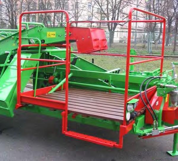 Rys. 27 Kombajn z zamontowaną platformą i workownicą 9.4. PRZENOŚNIK ŁADUJĄCY Przenośnik ładujący stanowi wyposażenie specjalne kombajnu BOLKO.
