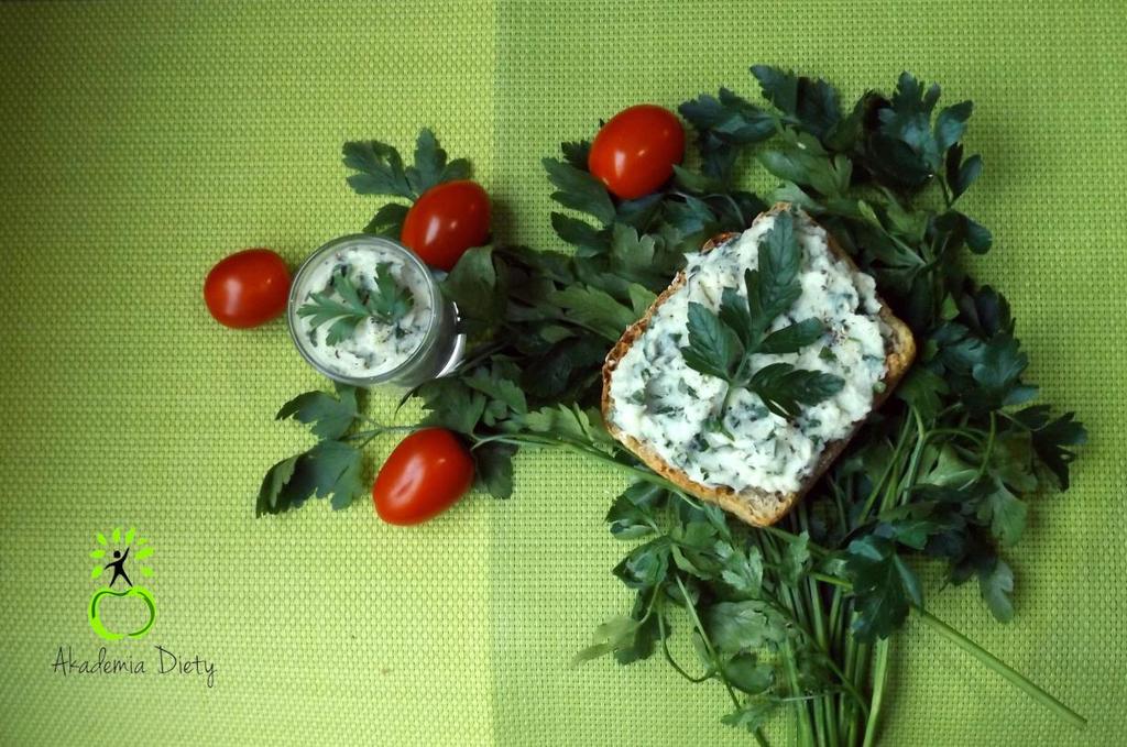 Pasta pietruszkowa: Pietruszkę ugotować na bardzo miękko. Zblendować z chrzanem oraz oliwą z oliwek. Dodać posiekaną natkę pietruszki, sól oraz pieprz. Wymieszać. Pietruszka, korzeń 92 duża sztuka 35.