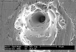 10. A view of cylinder bearing surface after drilling of micro-containers Wyp ywki stopionego metalu Rys.11.