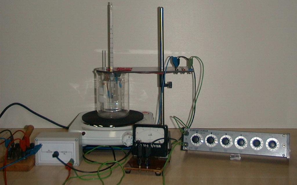 126 Elektryczność Rys. 3.1.7: Układ doświadczalny do badania temperaturowej zależności oporu.