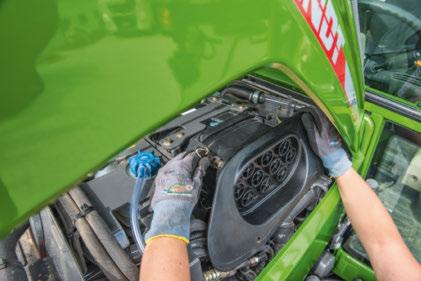 FENDT 200 VARIO: SERWIS I KONSERWACJA Prawdziwie imponująe maszyny. Całkowiie niezawodny. Inwestyja z waranją wysokiej wartośi rezydualnej Ten, kto inwestuje w iąnik, inwestuje również w przyszłość.