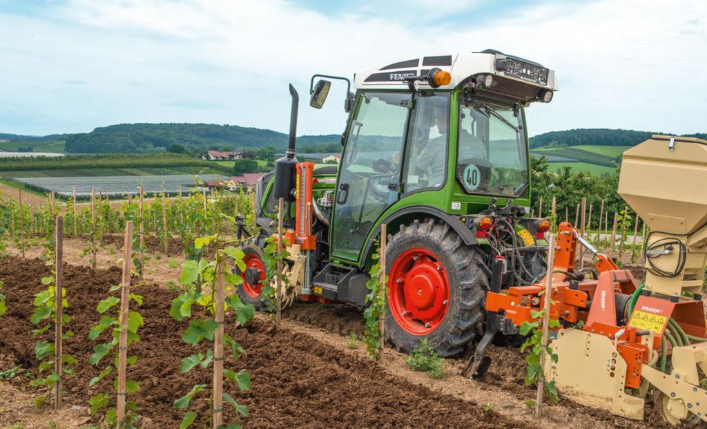 Płyty montażowe zintegrowane w podnośniku przednim zawsze gwarantują stabilną i bezpieczną podstawę dla ciężkich narzędzi