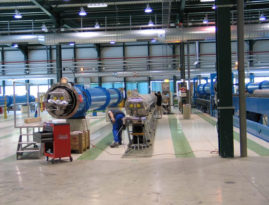 Silne pole magnetyczne w dużej Nadprzewodzące magnesy produkują pole magnetyczne 8.
