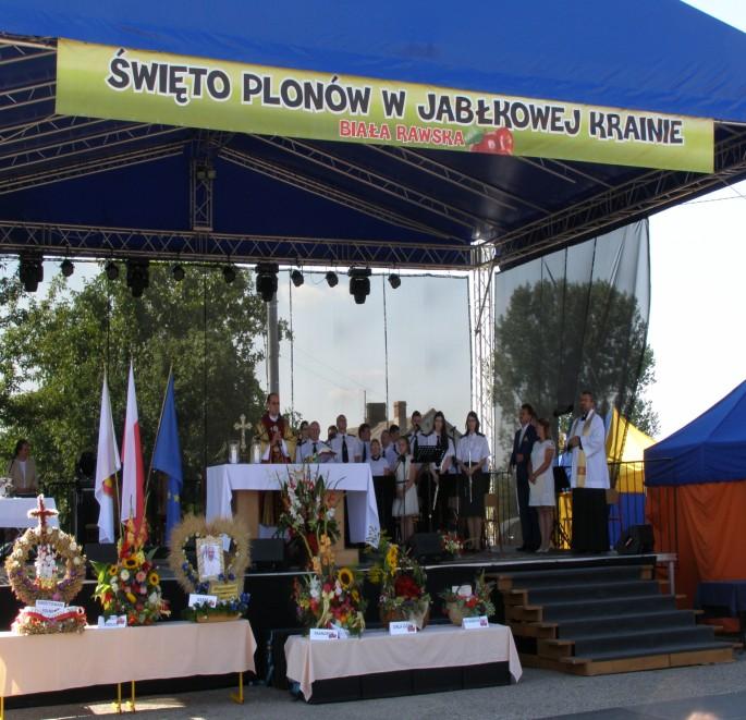 16 października gościliśmy zespół USTRONIE ze Skierniewic, który przedstawił w Sali widowiskowej MGOK, program folklorystyczno-kabaretowy.