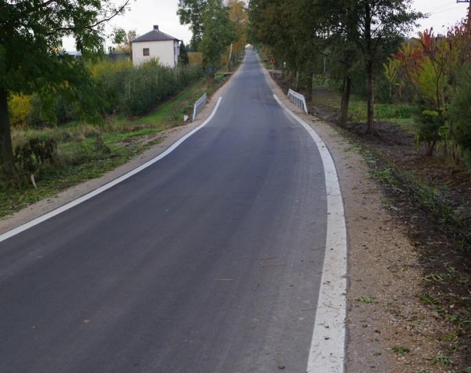 Ogółem został podniesiony standard na ponad 25 km dróg gminnych. Przy wsparciu gminy zostały wykonane na naszym terenie remonty dróg powiatowych w Józefowie i Szczukach.