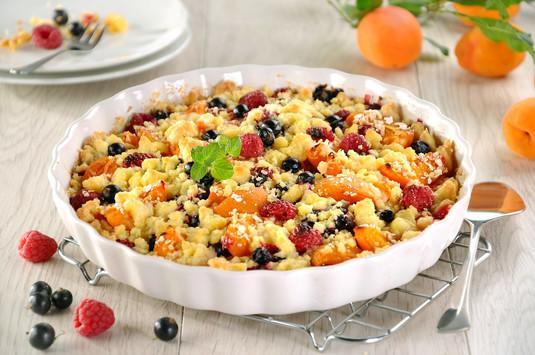 Crumble z owocami - VIDEO Kostka do pieczenia Kasia - 50 gramów mąka - 4 łyżki cukier - 6 łyżek płatki owsiane - 2 łyżki morele - 400 gramów maliny - 100 gramów czarne porzeczki świeże lub mrożone -