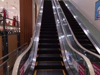 Centrum Handlowe Miejsce montażu 2 3 piętro Zainstalowane około 10 lat temu Zdjęcie przedstawia schody ruchome znajdujące się w dużym centrum handlowym w centrum Osaki.