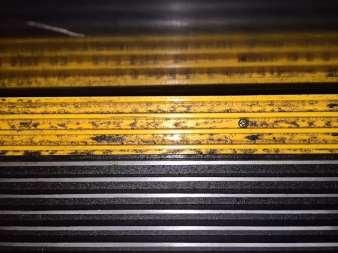 Na prezentowanym zdjęciu widać, że cała powierzchnia stopnia pokryta jest smarem z mechanizmu napędzającego schody.