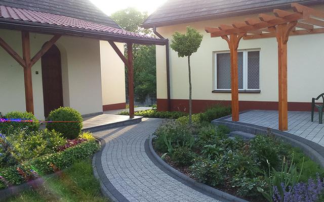 OGRODY PRZYDOMOWE KOMPOZYCJE OGRODOWE KREOWANE RĘKĄ ARTYSTY OGRODOWY DESIGN NA MIARĘ XXI WIEKU Planowanie ogrodu to koronkowa robota, która obok zmysłu artystycznego i pasji musi być wsparta wiedzą