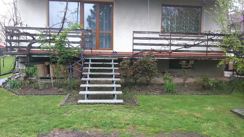 ścieżki ogrodowe, murki z kamienia, żywopłoty.