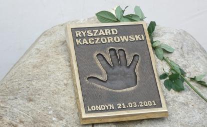 Niezbędnik Turysty Łeba położona jest w północnej części powiatu lęborskiego pomiędzy jeziorami Łebsko i Sarbsko, przy ujściu rzeki Łeby do Morza Bałtyckiego w otulinie lasów Słowińskiego Parku