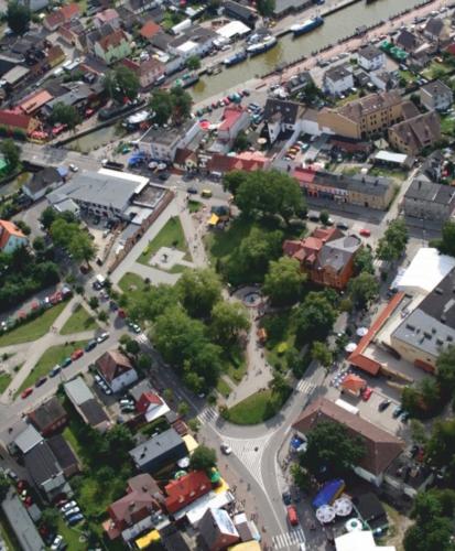 przybliżające sylwetki wybitnych działaczy. Wystawą opiekuje się Zrzeszenie Kaszubsko Pomorskie O/Łeba. Skwer Rybaka Skwer Rybaka zlokalizowany w centrum miasta.