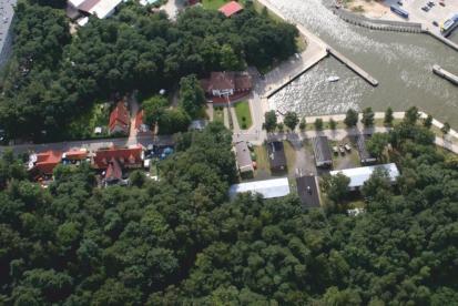 W Łebie wszystkie ścieżki prowadzą na Skwer Rybaka. rybacy oraz firmy organizujące wyprawy morskie, umilają czas turystom poprzez oferowanie rozmaitych atrakcji, jak również rejsów w morze.