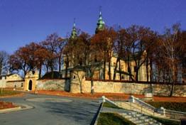 Wstęp Mstów leży w płn.-wsch. części powiatu częstochowskiego. Najstarsze ślady istnienia człowieka na naszym terenie sięgają epoki górnego paleolitu, czyli ok. 10 tys.