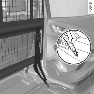 SIATKA ODDZIELAJĄCA BAGAŻE (1/2) A 1 2 3 B 5 4 Zależnie od wersji pojazdu, podczas przewożenia zwierząt lub bagażu zalecane jest