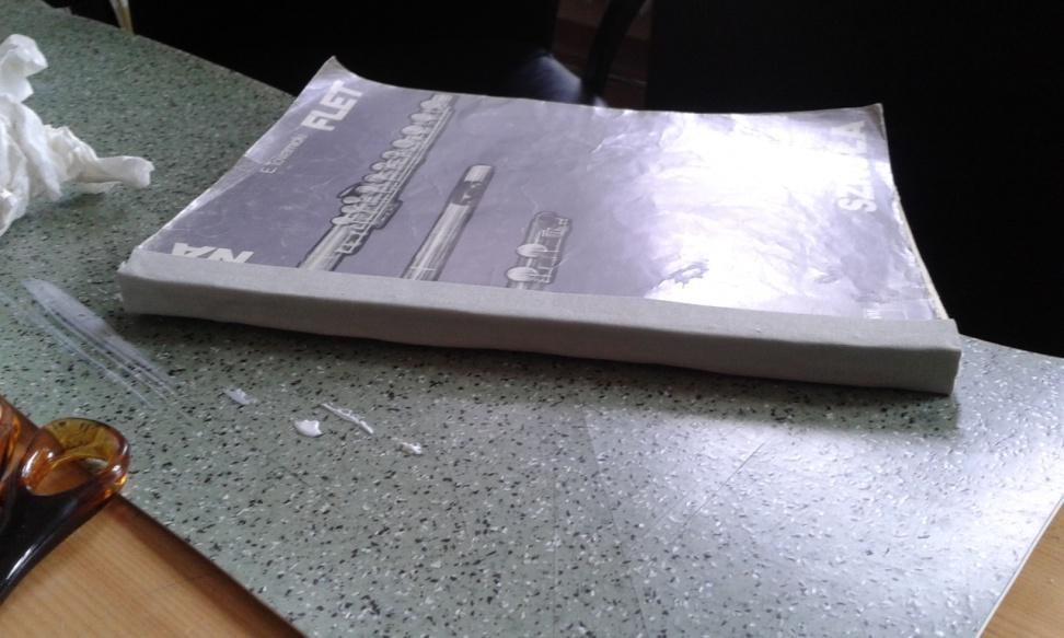 Bibliotekarz stara się doprowadzić zniszczone egzemplarze do użytku:
