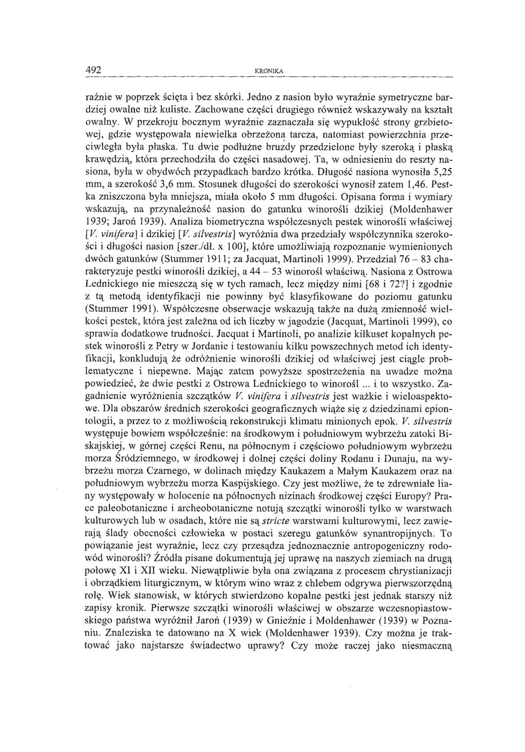 4 9 2 KRONIKA raźnie w poprzek ścięta i bez skórki. Jedno z nasion było wyraźnie symetryczne bardziej owalne niż kuliste. Zachowane części drugiego również wskazywały na kształt owalny.