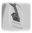 Pchnij drążek do przodu, w wąską część elementów mocujących. E87053 2. Zamocuj siatkę do punktów mocowania bagażu.