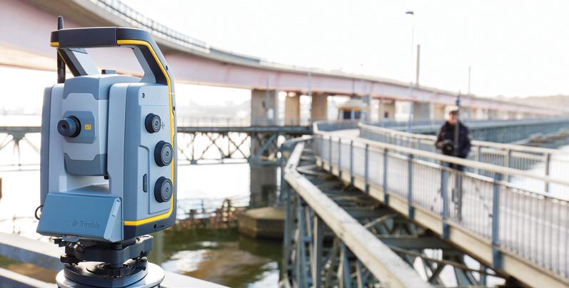 Komplet funkcji dla maksymalnej elastyczności i wydajności POTĘŻNY TACHIMETR Trimble S7 jest potężnym tachimetrem wyposażonym we wszystkie funkcje i narzędzia dla maksymalizacji wydajności w terenie