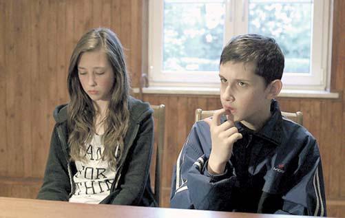 14-letnia Ola zajmuje się domem, opiekuje ojcem, niepełnosprawnym bratem i dba o relacje z mieszkającą osobno matką, ale przede wszystkim stara się na powrót złożyć rodzinę w całość.