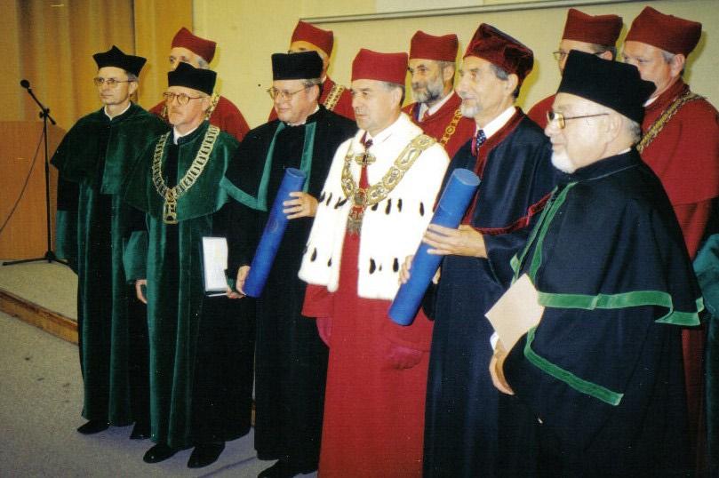 Otrzymywał wielokrotnie nagrody naukowe i dydaktyczne Ministra Zdrowia (w tym nagroda za całokształt działalności naukowej w 2003 r. oraz za osiągnięcia w dziedzinie endokrynologii - 2006 r.