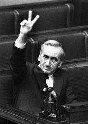 ZMARŁ TADEUSZ MAZOWIECKI 28 Października odszedł Tadeusz Mazowiecki, pierwszy premier wolnej Polski. Przypominamy, kim był i czego dokonał. Urodził się w 1927 roku w Płocku.