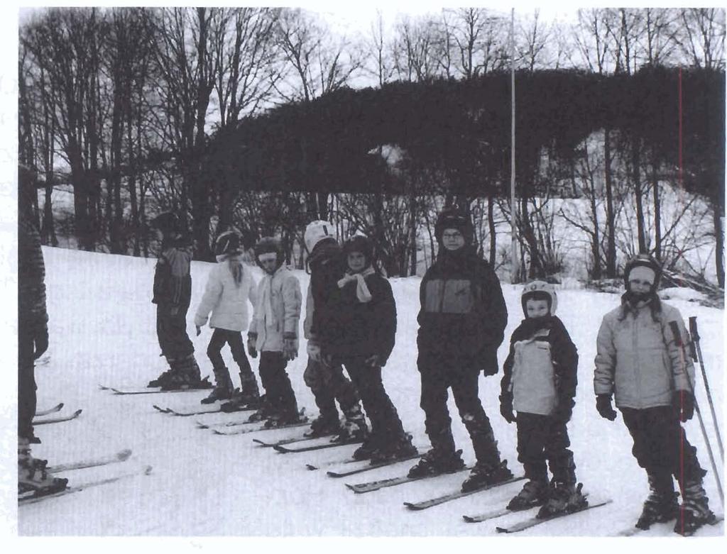 SPORT Narty...,.v7.. I +.. dzieciom, rl...a' spdecz"e Gimnazjum w Targowiskach od lat organizuje zimq wyjazdy uczniow na narty.