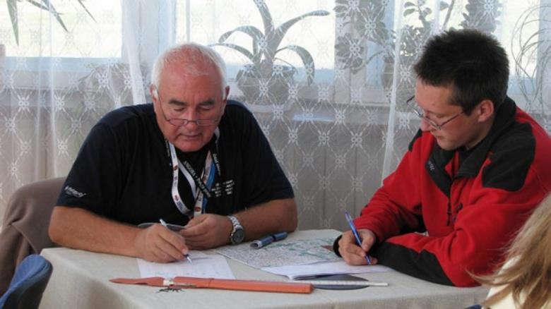 Witold Ostrowski juror zawodów podczas imprezy Lotnicze Zakończenie Lata w 2011 roku /http://lotnisko-krosno.com.