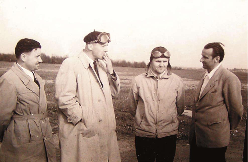 Działacze i instruktorzy Aeroklubu Podkarpackiego, od lewej: instr.pilot Henryk Selwa, Maksymilian Mojak- dyrektor TPN w Krośnie, Jan Zajdel- dyrektor ZNUN w Krośnie, instr. pilot Józef Kusiba.