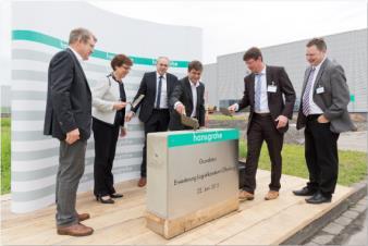 150622_Hansgrohe_SE_Erweiterung_Logistikzentrum_Offenburg_6.jpg Na szczęście! życzył projektowi Richard Grohe, zastępca Prezesa Zarządu Hansgrohe SE podczas zamurowywania kamienia węgielnego.