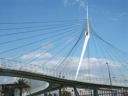 PETAH TIKVAH FOOTBRIDGE Petah Tikvah Footbridge, Tel Aviv, Izrael, 2005r. Rys.134. Kładka dla pieszych Petah Tikvah. Źródło: http://www.skyscrapercity.com/ showthread.php?