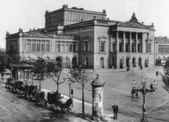Około roku 1880 rozpoczął pracę jako dyrygent i napisał swą pierwszą znaczącą kompozycję - 'Das klagende Lied.
