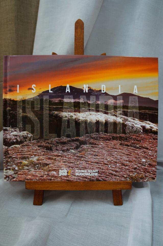 2018" z autografem fotografa Mirosława Lubarskiego oraz pięć