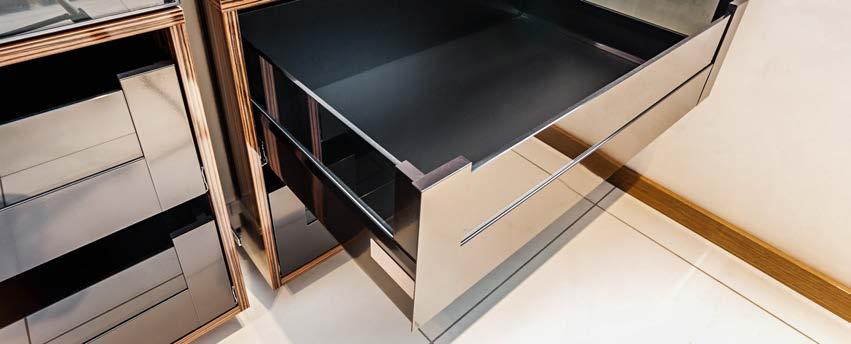 LAKIERY PUR BARWNE Hesse CREATIVE-METALLIC DB 46555-(barwa) Za pomocą lakieru barwnego Hesse CREATIVE-METAL- LIC można uzyskać unikalne dekoracje w wyposażeniu wnętrz, na meblach oraz drzwiach.