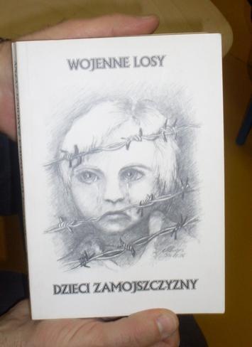 Dzieciom Zamojszczyzny sznury wagonów biegły w nieznaną stronę mroźny oddech zimowej nocy kaleczył przepełnione bólem serca w oddali pozostał zapach skoszonej