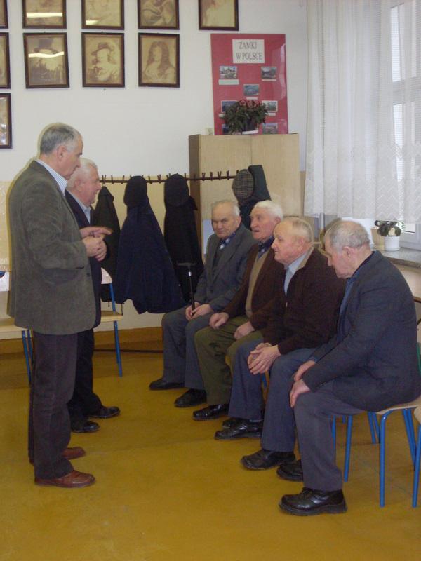 Na zaproszenie nauczyciela historii Pana Waldemara Greniuka na spotkanie z młodzieżą z Kałuszyna przybyli już nieliczni, którzy ocaleli po to aby