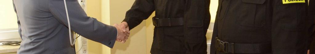 w Radomiu - inspektor Tomasz Michułka złożył nowym policjantom gratulacje i