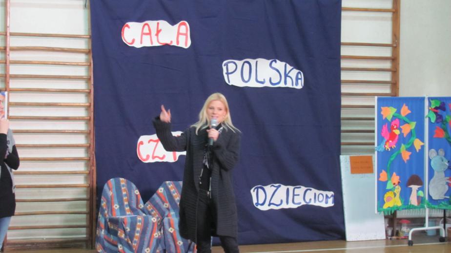 Przeczytała zebranym uczniom baśń o Warsie i Sawie, odpowiadała na