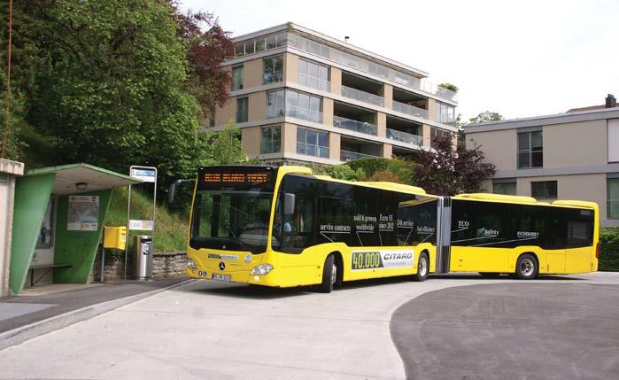 Typowe szwajcarskie miasteczko z wieżą kościelną w centralnym punkcie (Irisbus) Mercedes Citaro C2 na pętli nawrotowej w Mengen Iveco Urbanway 18 Full Hybrid z osłonami na dachu kryjącymi baterie